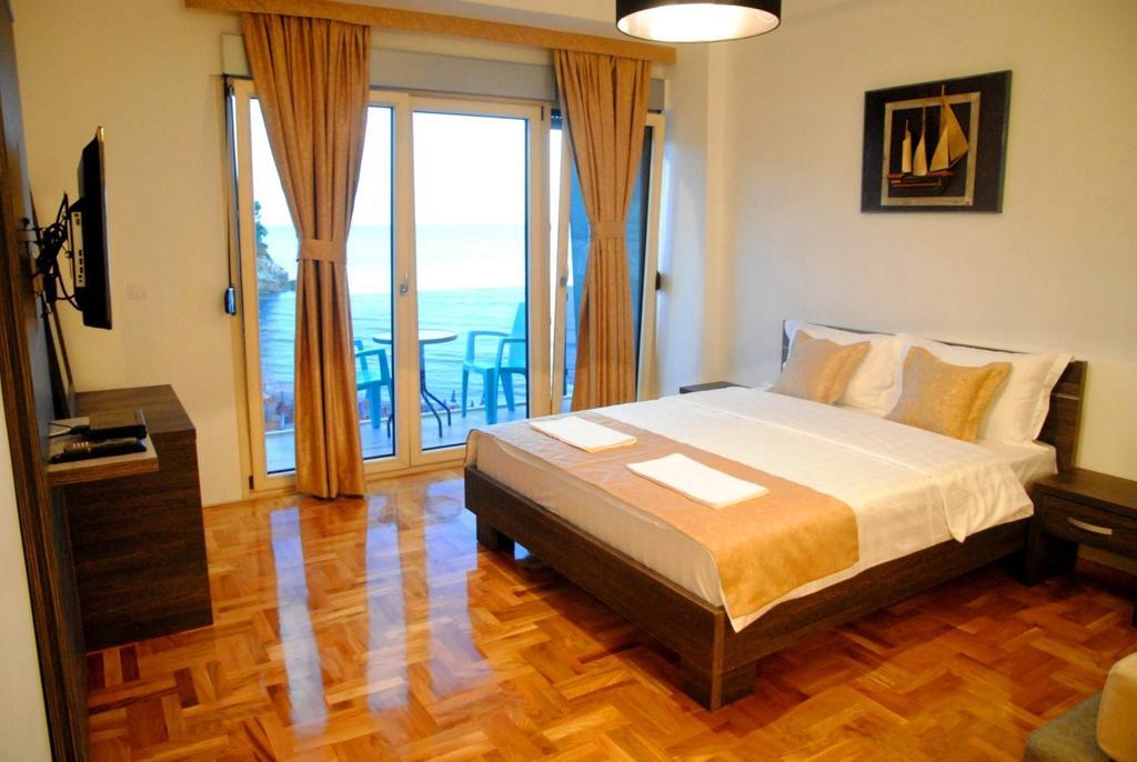 Hotel Cruiser Ulcinj Exterior photo